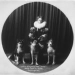 Leonhard Seppala, champion musher of Alaska shown Feb. 3, 1925, hero of the 665 mile race from Nenana to Nome with anti-toxin to fight the diphtheria epidemic. Seppala, although not the last man, the one who brought the anti-toxin into Nome, carried it the longer distance. He took up the trail 160 miles from Nome on Friday, with his twenty Siberians. He is shown here with two of his champion lead dogs. (AP Photo) Der Hundezüchter und Hundeschlittenführer Leonhard Seppala mit drei seiner besten Siberian Huskies